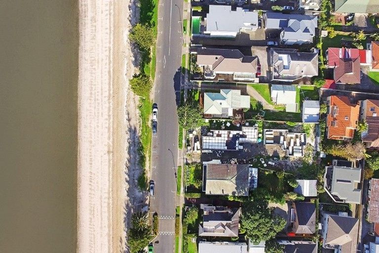 Photo of property in 18 The Esplanade, Eastern Beach, Auckland, 2012