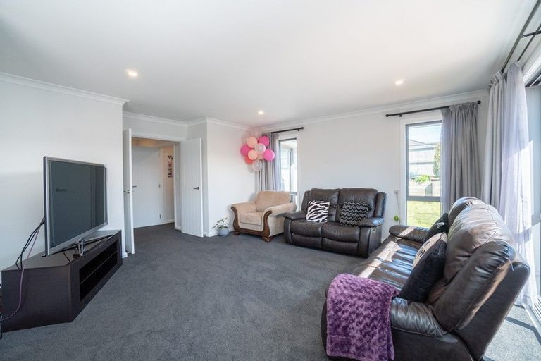 Photo of property in 5 Mediterranean Grove, Fitzherbert, Palmerston North, 4410
