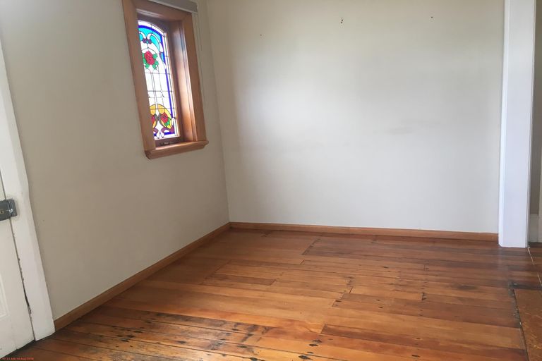 Photo of property in 52 Timaru Road, Waimate, 7924