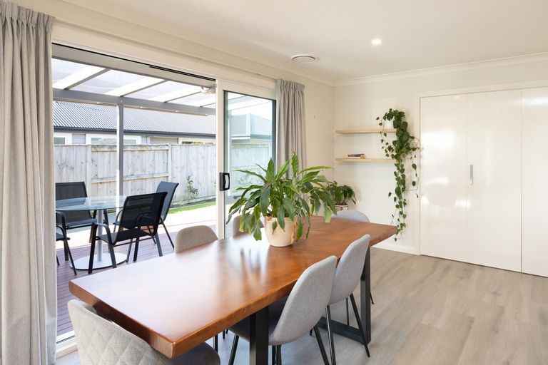 Photo of property in 6 Atlantic Drive, Fitzherbert, Palmerston North, 4410