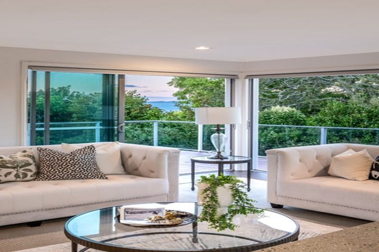 Photo of property in 8 Page Point, Mellons Bay, Auckland, 2014