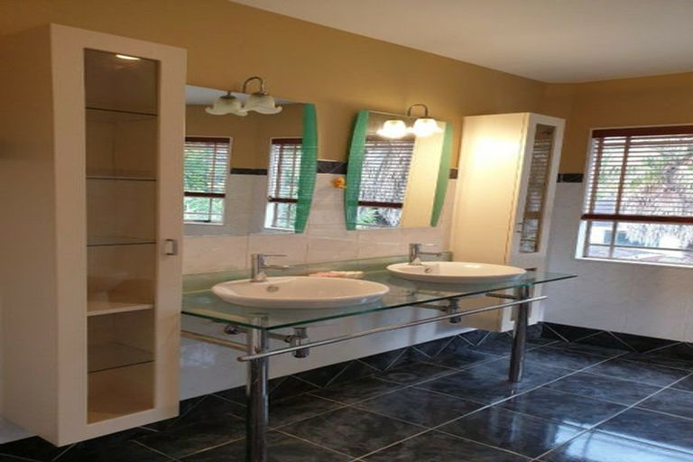 Photo of property in 701a Beach Road, Rothesay Bay, Auckland, 0630