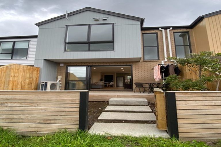 Photo of property in 2/103 Flanshaw Road, Te Atatu South, Auckland, 0610