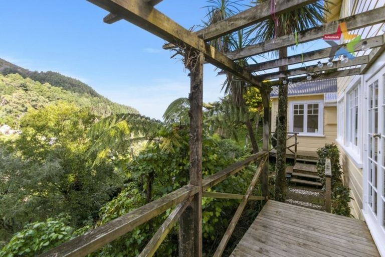 Photo of property in 30 Waitohu Road, York Bay, Lower Hutt, 5013