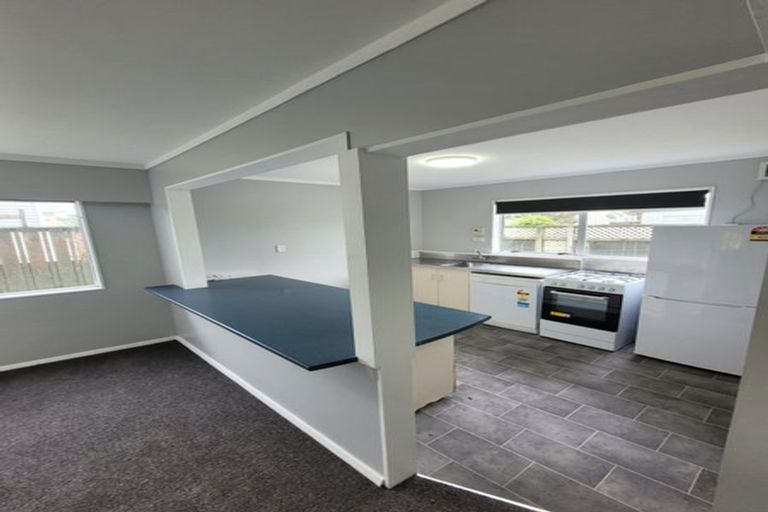 Photo of property in 15 Edgecombe Street, Newlands, Wellington, 6037