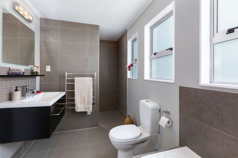 Photo of property in 89 Kahu Road, Paremata, Porirua, 5024