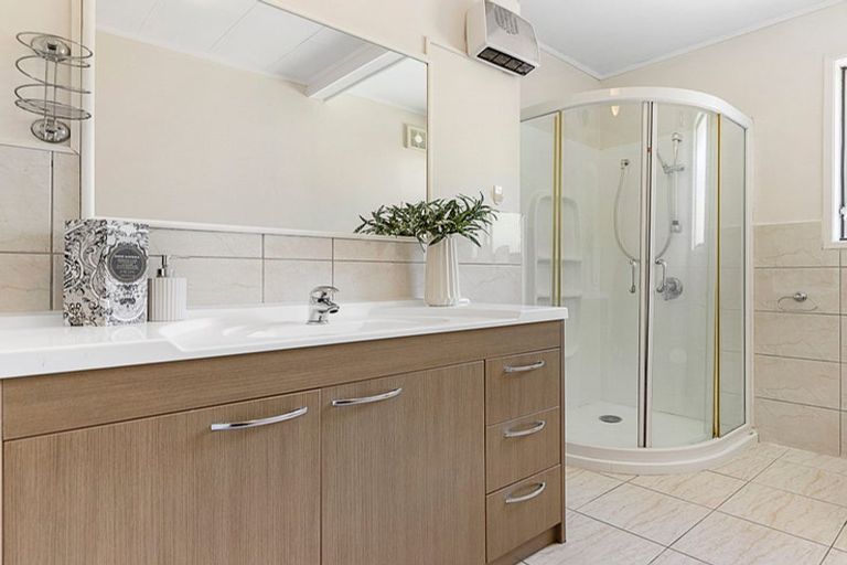 Photo of property in 1/114 Sycamore Drive, Sunnynook, Auckland, 0620
