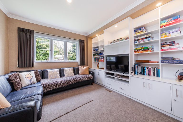 Photo of property in 9 Rosalie Terrace, Kelvin Grove, Palmerston North, 4414