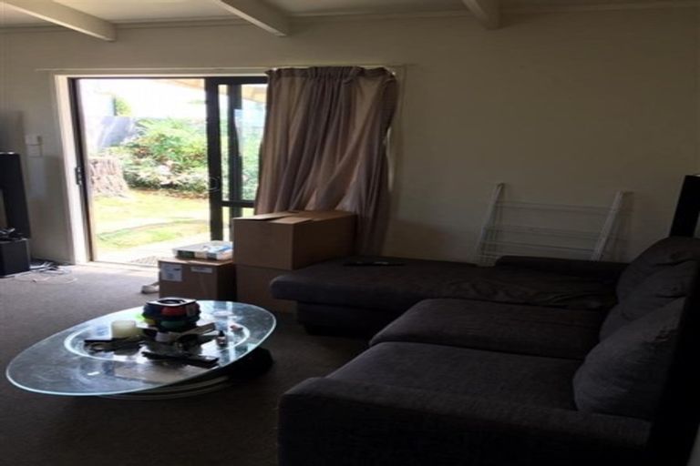 Photo of property in 17 Huruhuru Road, Massey, Auckland, 0614