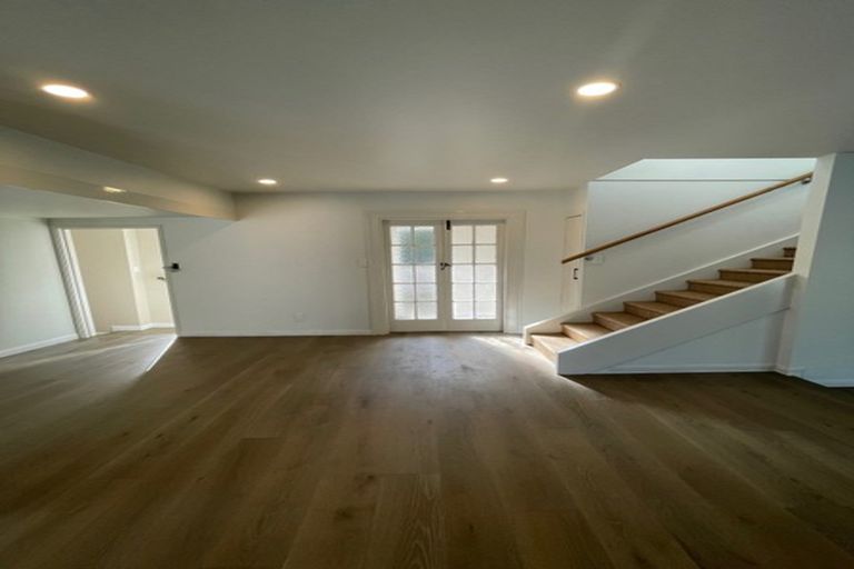 Photo of property in 17 Wernham Place, Northcote, Auckland, 0626