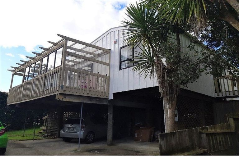 Photo of property in 2/20 Waverley Avenue, Glenfield, Auckland, 0629