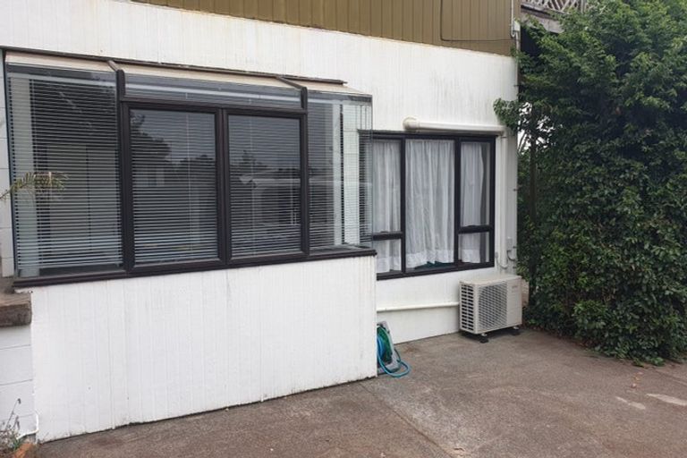 Photo of property in 50 Valley View Road, Glenfield, Auckland, 0629