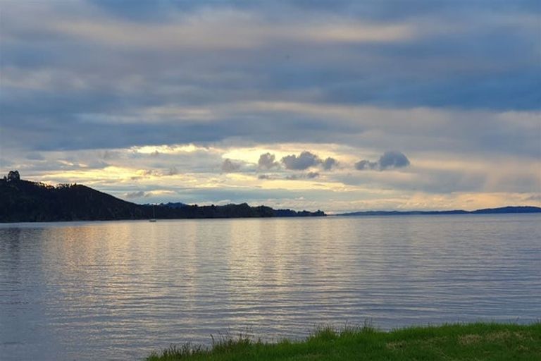 Photo of property in 3 Karaka Road, Kawakawa Bay, Papakura, 2585