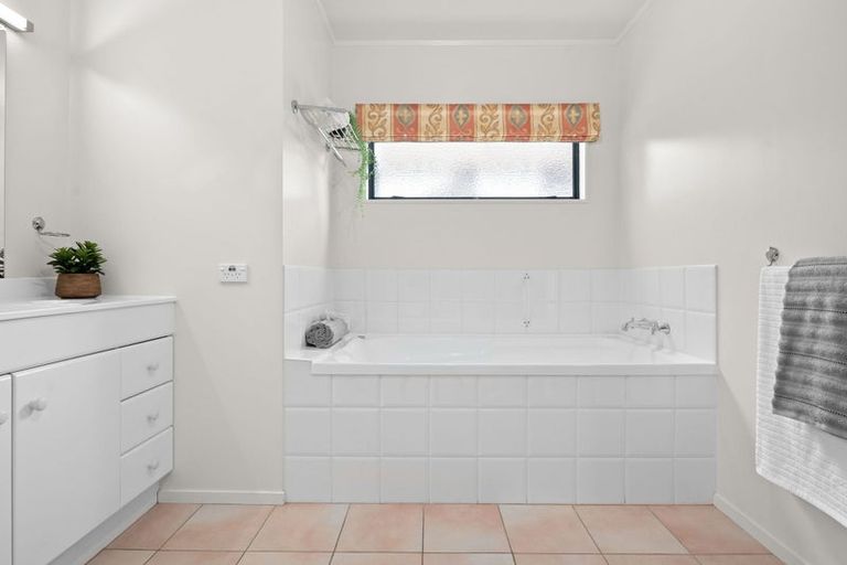 Photo of property in 11 Crowden Place, Harrowfield, Hamilton, 3210