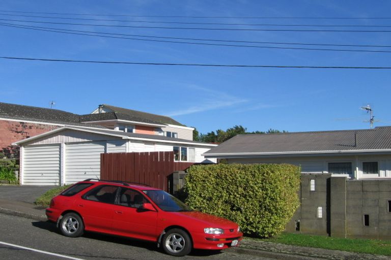 Photo of property in 2 Catherine Crescent, Paparangi, Wellington, 6037