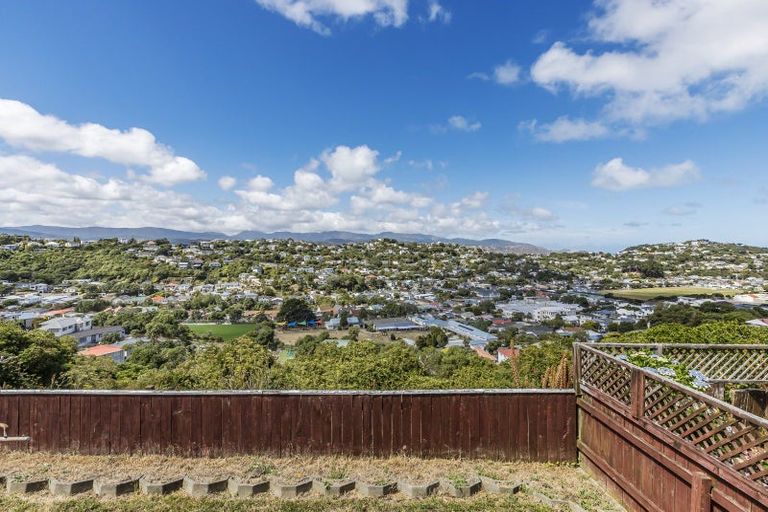 Photo of property in 4 Aramoana Place, Maupuia, Wellington, 6022