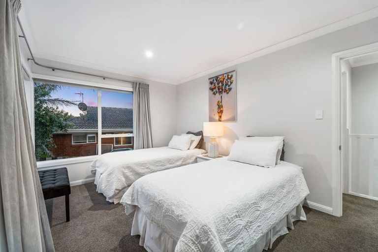 Photo of property in 28 Lydford Place, Glendene, Auckland, 0602