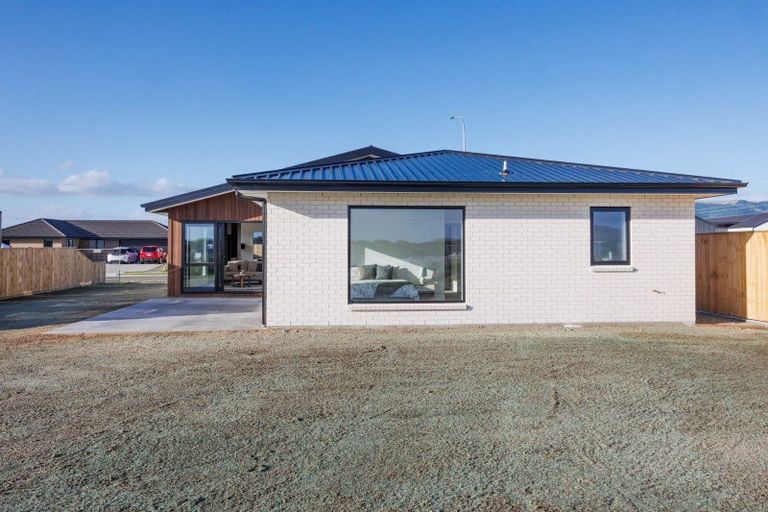 Photo of property in 75 Atlantic Drive, Fitzherbert, Palmerston North, 4410