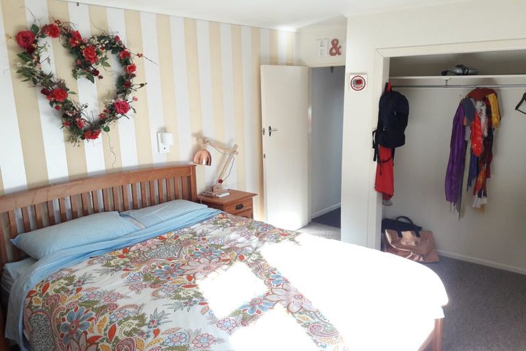 Photo of property in 11 Te Pari Pari Road, Pukerua Bay, 5026