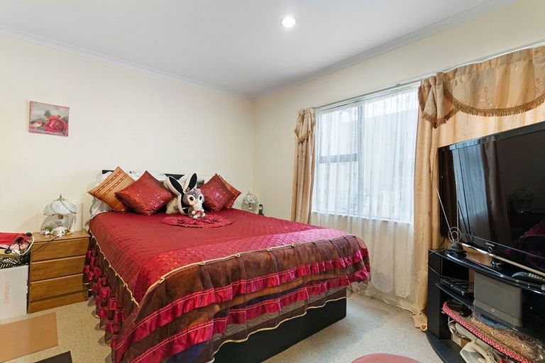Photo of property in 1 Riverpark Crescent, Henderson, Auckland, 0610