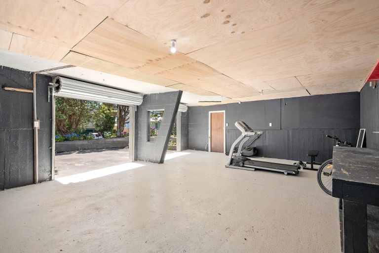 Photo of property in 5 Turville Crescent, Newlands, Wellington, 6037