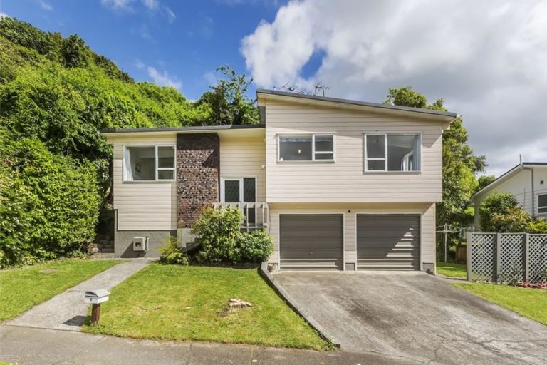 Photo of property in 6 Saint Annes Square, Tawa, Wellington, 5028