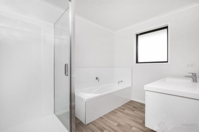 Photo of property in 17 Coolen Place, Tuakau, 2121