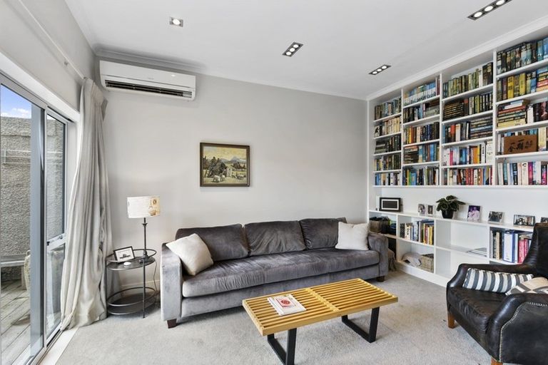 Photo of property in 65 Roxburgh Street, Mount Victoria, Wellington, 6011