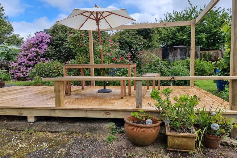 Photo of property in 10 Franklin Road, Paparoa, 0571