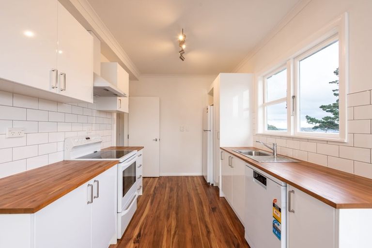 Photo of property in 20 Miles Crescent, Newlands, Wellington, 6037