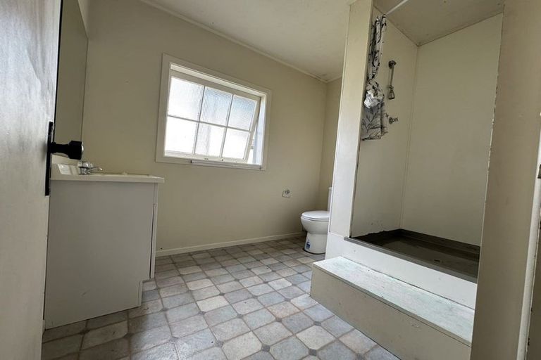 Photo of property in 5 Sherwood Avenue, Te Atatu South, Auckland, 0610