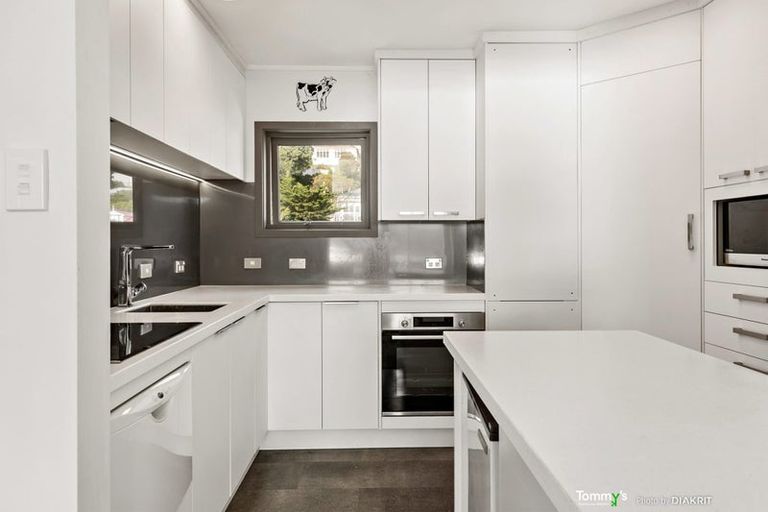 Photo of property in Oriana Apartments, 248 Oriental Parade, Oriental Bay, Wellington, 6011