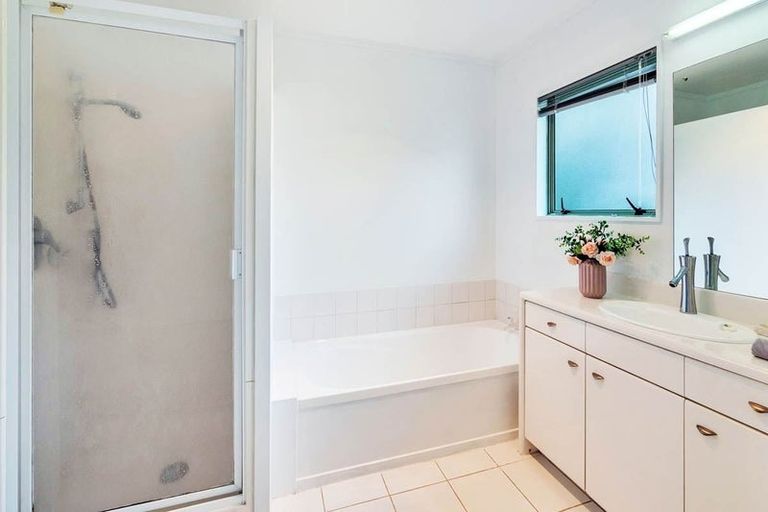 Photo of property in 38 Harbour Lights Close, West Harbour, Auckland, 0618