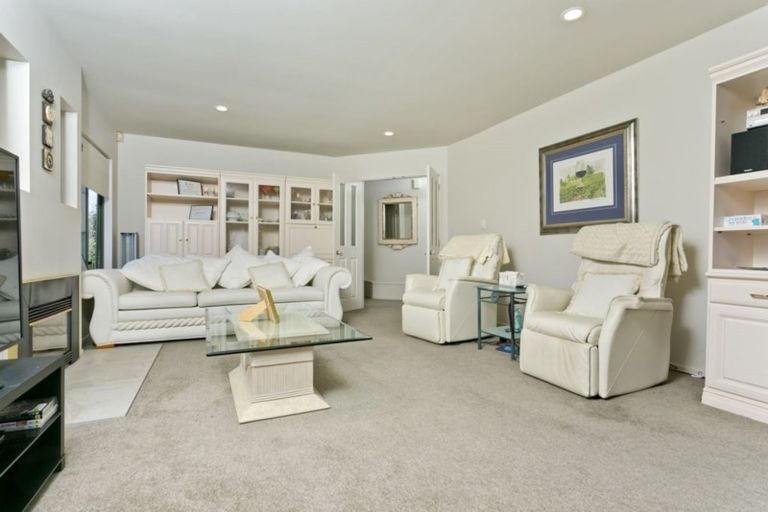 Photo of property in 26 Lorikeet Place, Unsworth Heights, Auckland, 0632