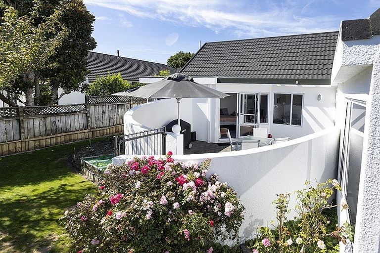 Photo of property in 1 Larsen Place, Merrilands, New Plymouth, 4312
