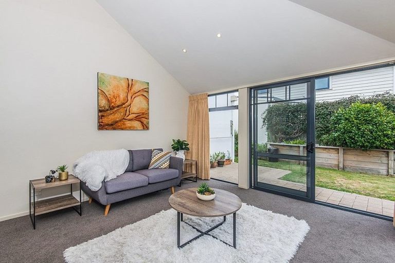 Photo of property in 2 Samuel Parnell Road, Karori, Wellington, 6012