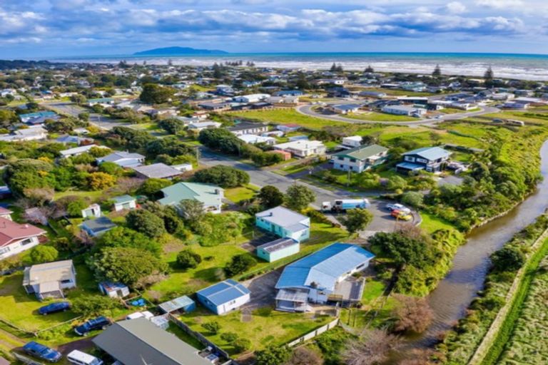 Photo of property in 2b Mahoe Street, Otaki Beach, Otaki, 5512