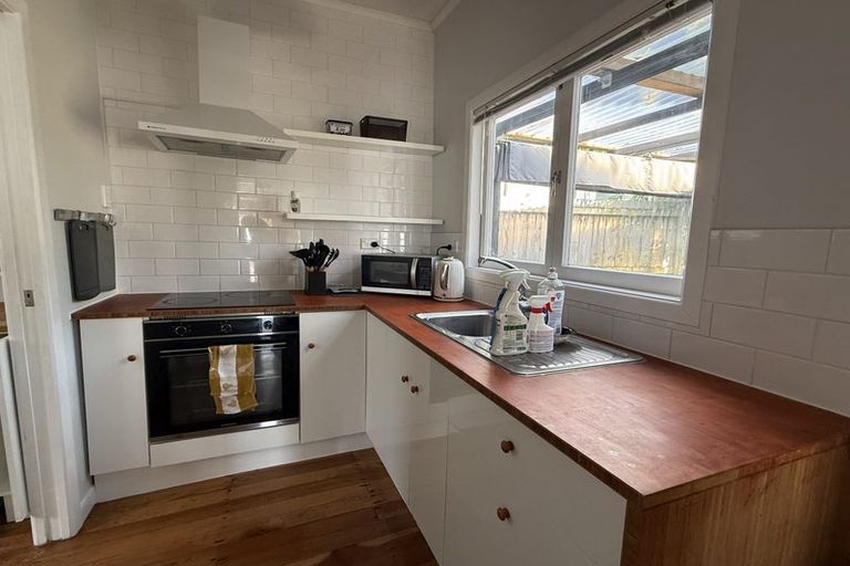 Photo of property in 1/76 Kaurilands Road, Titirangi, Auckland, 0604