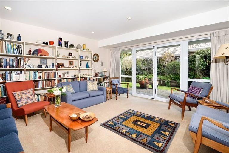 Photo of property in 22 Suncrest Drive, West Harbour, Auckland, 0618