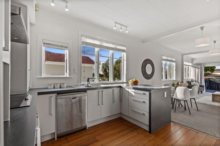 Photo of property in 21 Islington Avenue, New Lynn, Auckland, 0600