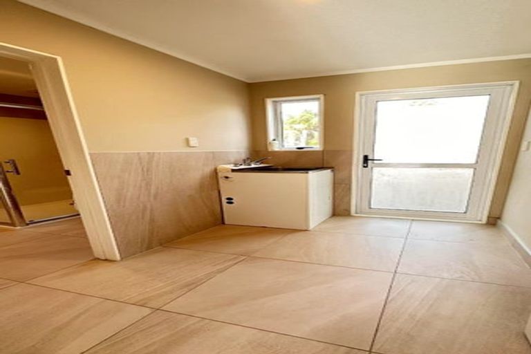 Photo of property in 60 Marine Parade, Mellons Bay, Auckland, 2014