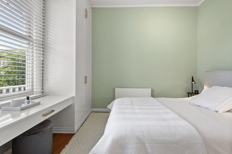 Photo of property in 12 Rixon Grove, Mount Victoria, Wellington, 6011