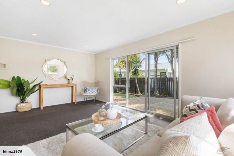 Photo of property in 2/10 Glennandrew Drive, Half Moon Bay, Auckland, 2012