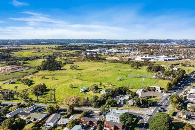 Photo of property in 76 Hobsonville Road, West Harbour, Auckland, 0618