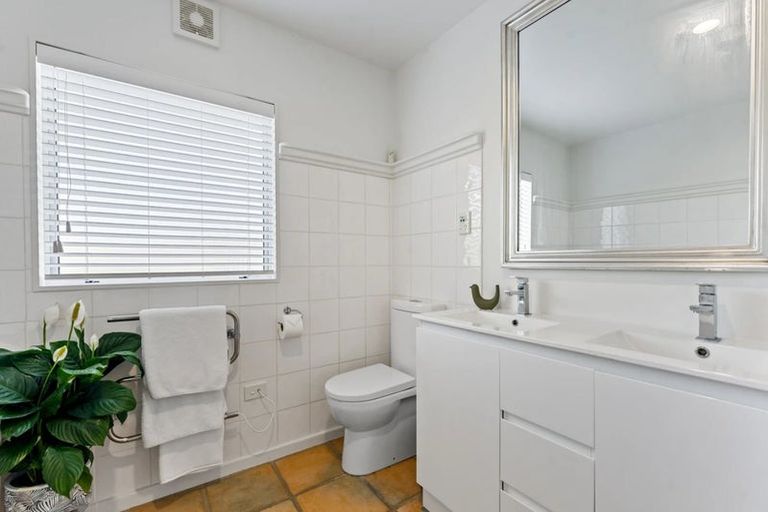 Photo of property in 1/104a Beach Road, Castor Bay, Auckland, 0620