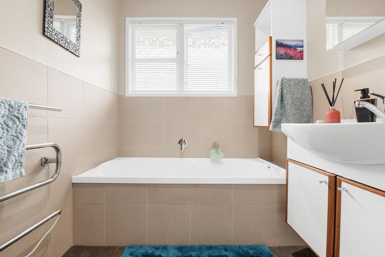 Photo of property in 46 Chedworth Avenue, Chedworth, Hamilton, 3210