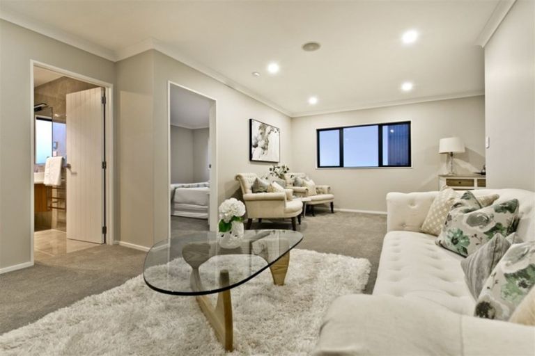 Photo of property in 28 Bernleigh Terrace, West Harbour, Auckland, 0618