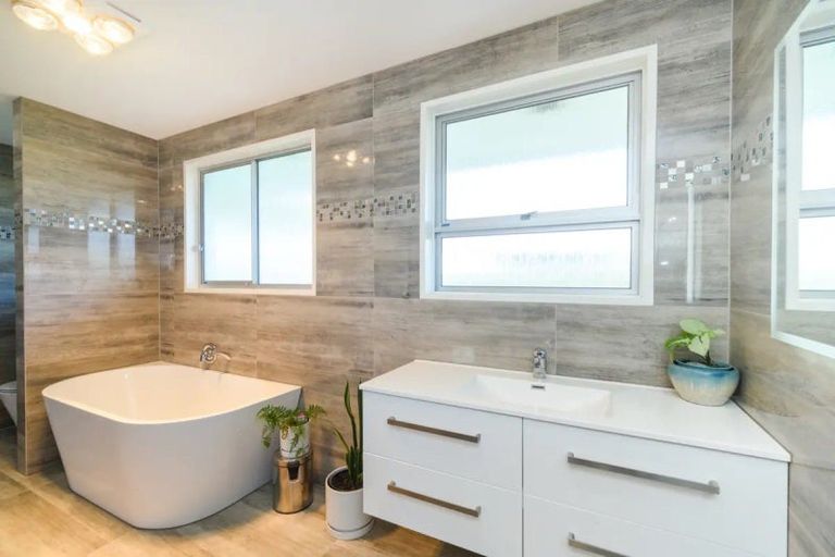 Photo of property in 17 Anaru Place, Awapuni, Palmerston North, 4412