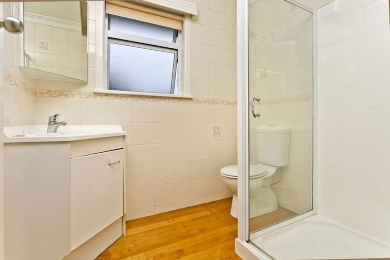 Photo of property in 1/19 Pupuke Road, Takapuna, Auckland, 0622