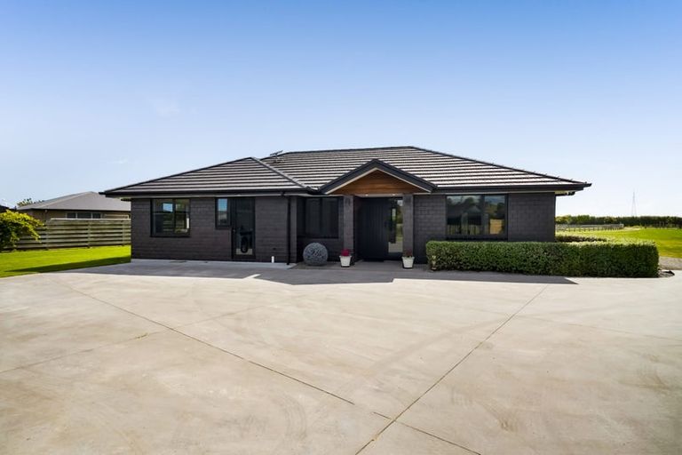 Photo of property in 8 Tikorangi Road East, Tikorangi, 4383